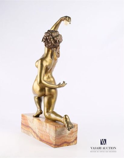 null GORY Affortunato (1895-1925) d'après
Femme nue dansant avec une sphère 
Bronze...
