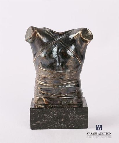 null MITORAJ Igor (1944-2014)
Cuirasse, 1978
Bronze à patine médaille sur socle en...