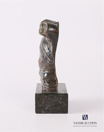 null MITORAJ Igor (1944-2014)
Cuirasse, 1978
Bronze à patine médaille sur socle en...