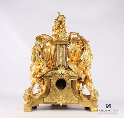  CLODION (1738-1814), d'après Importante garniture de cheminée en bronze doré comprenant...