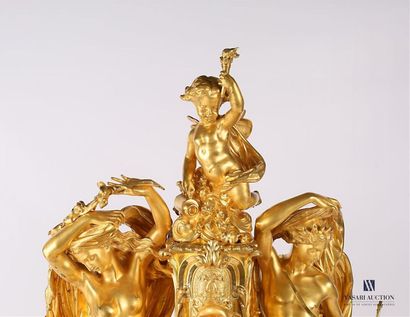  CLODION (1738-1814), d'après Importante garniture de cheminée en bronze doré comprenant...