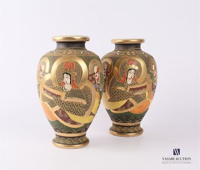 null SATSUMA - JAPON
Paire de vases en faïence de forme ovoïde à décor polychrome...