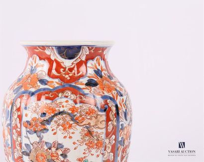 null JAPON
Vase de forme balustre à fines côtes à décor polychrome et rehauts d'or...