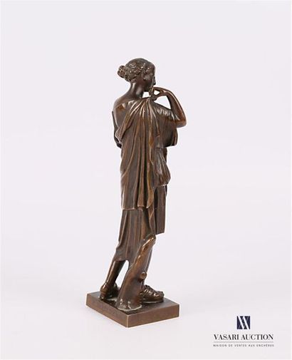 null Sujet en bronze à patine brune représentant une élégante à l'antique
Fondeur...