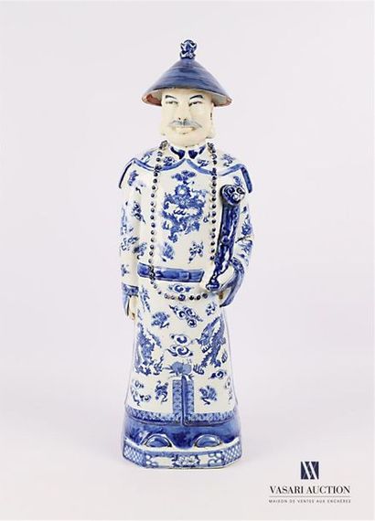 null CHINE 
Sujet en porcelaine blanc bleu représentant un dignitaire en habit traditionnel...