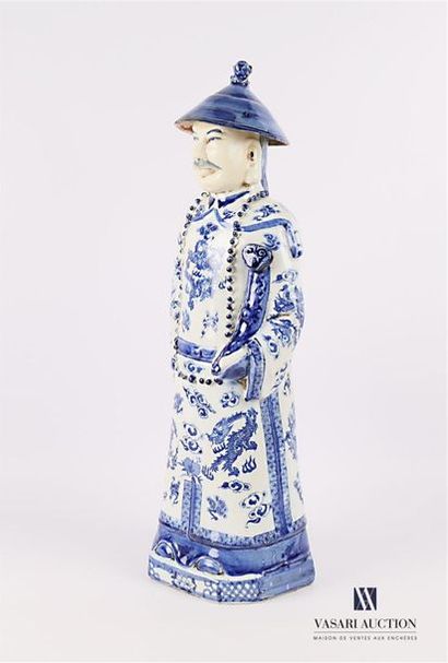 null CHINE 
Sujet en porcelaine blanc bleu représentant un dignitaire en habit traditionnel...