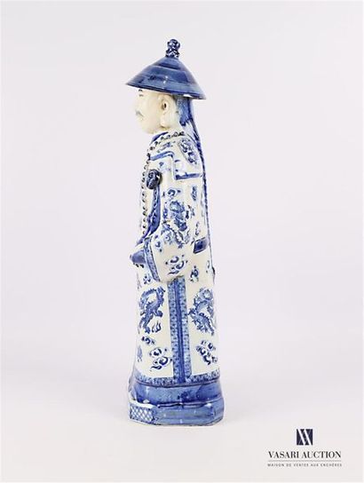 null CHINE 
Sujet en porcelaine blanc bleu représentant un dignitaire en habit traditionnel...