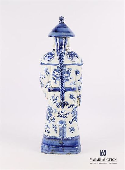 null CHINE 
Sujet en porcelaine blanc bleu représentant un dignitaire en habit traditionnel...