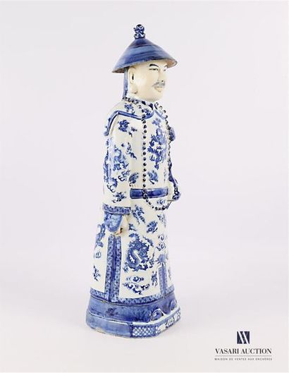 null CHINE 
Sujet en porcelaine blanc bleu représentant un dignitaire en habit traditionnel...