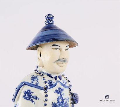 null CHINE 
Sujet en porcelaine blanc bleu représentant un dignitaire en habit traditionnel...