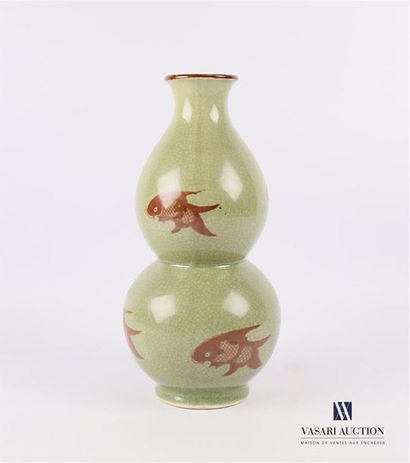 null Vase double bulbe en faïence craquelée à décor de carpe Koï sur fond vert 
Marque...