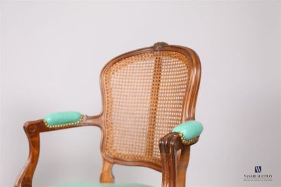 null Paire de fauteuils en bois naturel mouluré et sculpté, le dossier canné. L'amortissement...