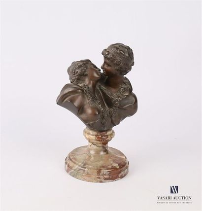 null HOUDON Jean-Antoine (1741-1828) d'après
Le baiser donné
Bronze à patine brune
Socle...