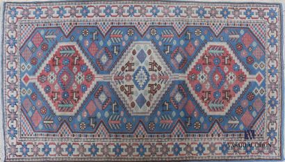 null SIRVAN
Tapis en laine à décor de trois losanges 
129 x 76,5 cm