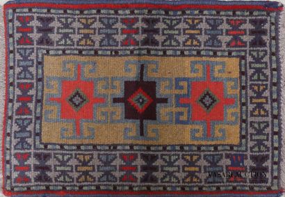 null KORDY
Descente de lit en laine à décor de motifs géométriques
87 x 60 cm 