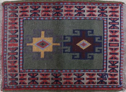 null KORDY
Tapis en laine à décor de deux motifs géométriques
83 x 61,5 cm