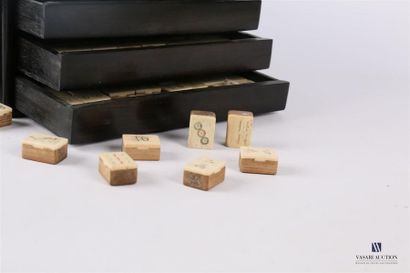null Coffret de jeu de Mahjong porattif en bois noirci, la façade coulissante découvre...