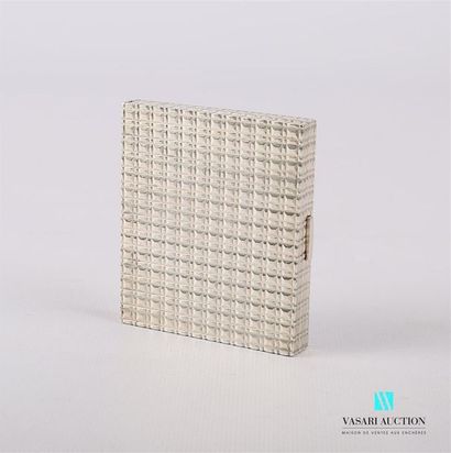 null Poudrier de forme rectangulaire en argent à décor de pointes de diamants.
(manque...