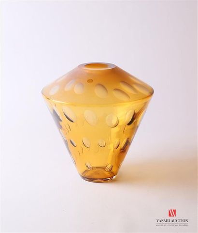 null SALVIATI 
Vase modèle "Millebolle" de forme conique de couleur ambré orné de...