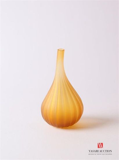 null SALVIATI
Vase soliflore modèle Drops en verre de couleur ambrée de forme piriforme...
