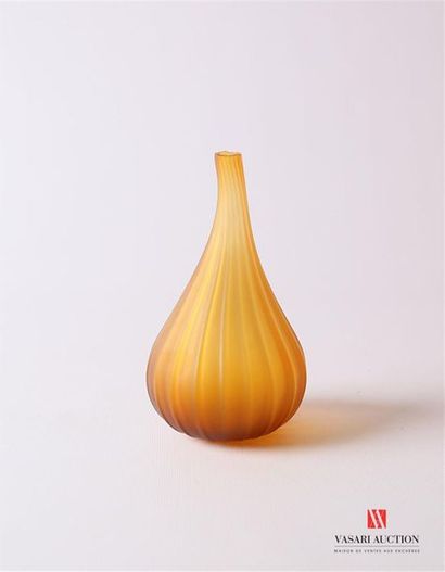 null SALVIATI
Vase soliflore modèle Drops en verre de couleur ambrée de forme piriforme...