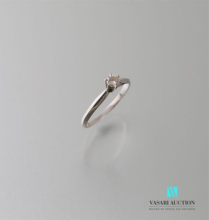 null Bague en or gris 750 millièmes sertie d'un brillant solitaire (0,20 carat environ)...