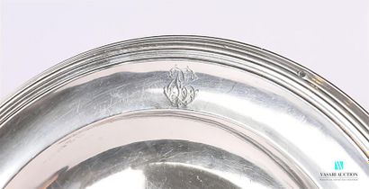 null Plat de forme ronde et creux en argent (1819-1838), la bordure ourlée de filets,...