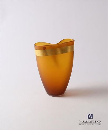 null SALVIATI
Vase en verre de couleur ambrée, modèle Pizzicati, le col pincé et...
