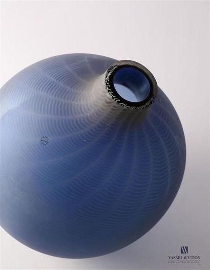 null SALVIATI
Vase globulaire, modèle Ripple, en verre soufflé de teinte bleu à décor...