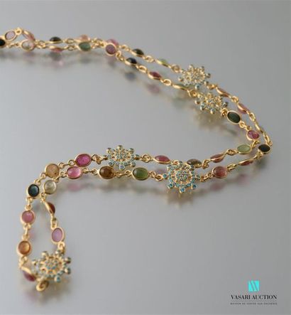 null Collier en vermeil constitué de perles de tourmalines multicolores alternées...