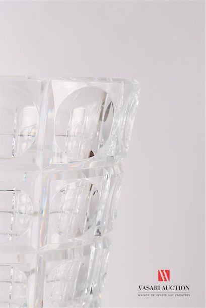 null Vase en cristal à décor de pastilles dans des encadrements
Haut. : 30 cm - Diam....