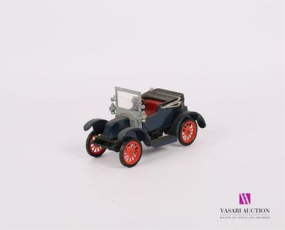 null ALLEMAGNE
RENAULT 1911 - véhicule en plastique
(usures)
Long. : 11,5 cm