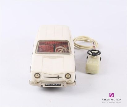 null JOUSTRA
Renault 8 de couleur blanche filoguidée en plastique, vitres passagers...