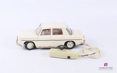 null JOUSTRA
Renault 8 de couleur blanche filoguidée en plastique, vitres passagers...