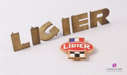 null LIGIER
Lot Ligier JS 2 (GT) comprenant un écusson en métal émaillé et six lettres...