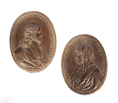 null Deux médaillons en bronze de forme ovale formant pendant représentant le Christ...