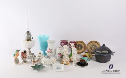 null Lot comprenant un vase en verre opalin bleu (éclat) (Haut. : 20 cm), une lampe...