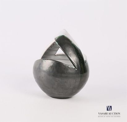null Vase en céramique en forme de panier stylisé à patine grise/verte/noir métalisé
Signé...