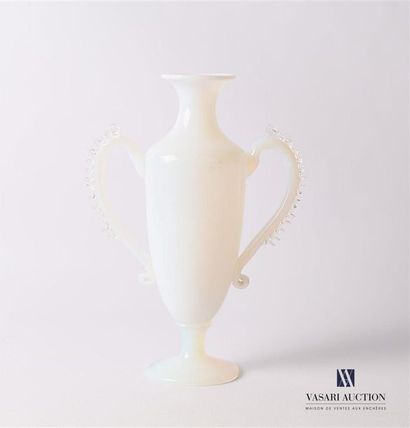 null Vase en opaline "bulle de savon" posant sur un socle ronde, la panse de forme...