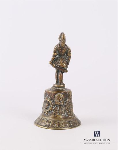 null Clochette de table en bronze doré, la prise représentant un chevalier en armure,...