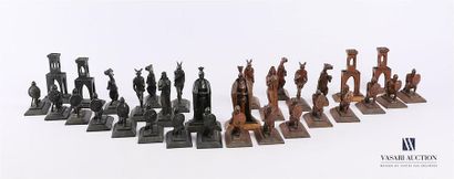 null Trente deux pièces de jeu d'échecs en bois naturel et bois peint en noir sculpté
Travail...