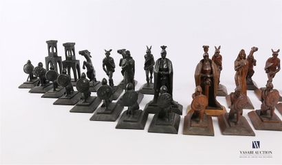 null Trente deux pièces de jeu d'échecs en bois naturel et bois peint en noir sculpté
Travail...