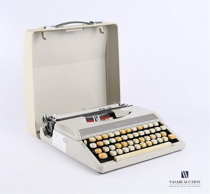 null ROYAL
Machine à écrire modèle Royal 2000 avec notice d'usage d'origine, dans...