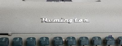 null Machine à écrire de marque Remington 
Dans son étui
(état d'usage)
