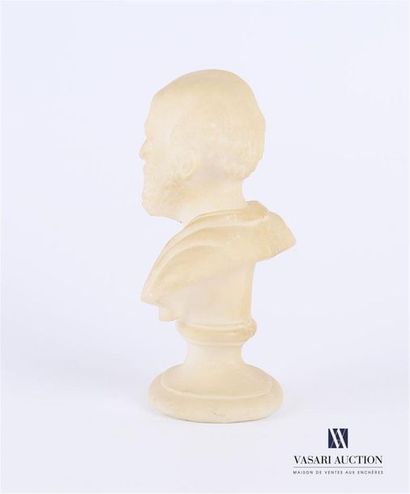 null Buste d'Hippocrate sur piédouche en albâtre
Haut. : 15 cm 15 cm
(salissures...