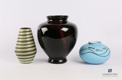 null Lot de trois vases comprenant : 
Vase de forme sphérique en céramique bleue...