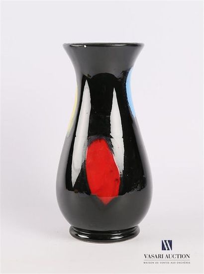 null CC PERPIGNAN
Vase de forme balustre en céramique noire orné sur la panse de...