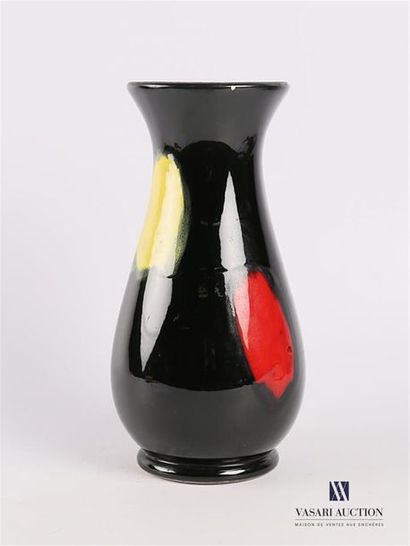 null CC PERPIGNAN
Vase de forme balustre en céramique noire orné sur la panse de...