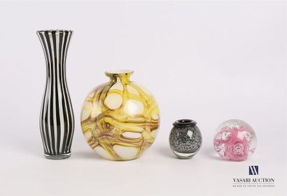 null Lot en verre comprenant un vase soliflore de forme oblongue à décor de bandes...