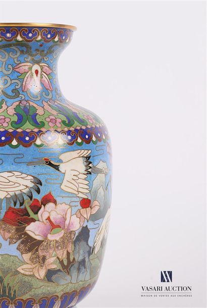 null Vase en cuivre à décor en émaux cloisonnés d'échassiers évoluant dans des paysages...